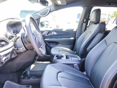 New 2027 Chrysler Pacifica Select FWD image 19