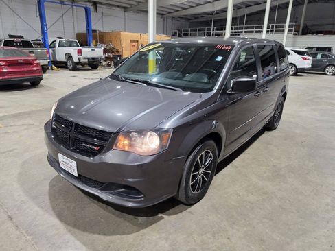 Used 2015 Dodge Grand Caravan SE w/ Quick Order Package 29E SE FWD image 2