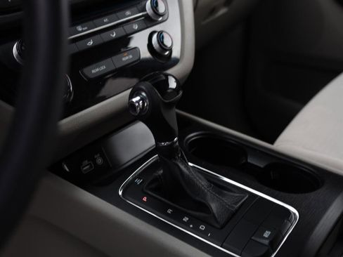 Used 2017 Kia Sedona LX image 8