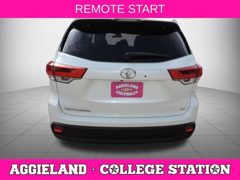 Used 2019 Toyota Highlander Plus FWD image 5