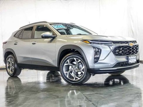 Certified 2025 Chevrolet Trax LT FWD image 2
