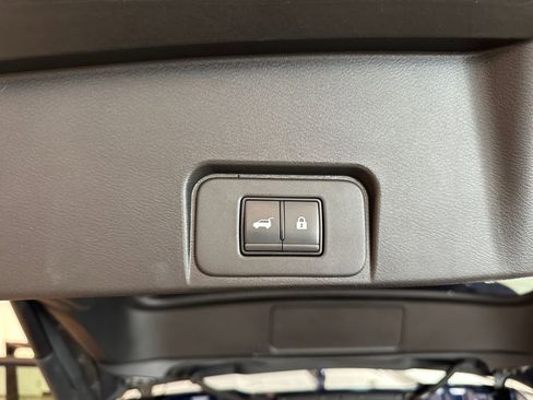 Used 2025 Nissan Rogue SV FWD image 23