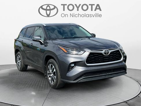 Used 2022 Toyota Highlander XLE AWD/4WD image 8