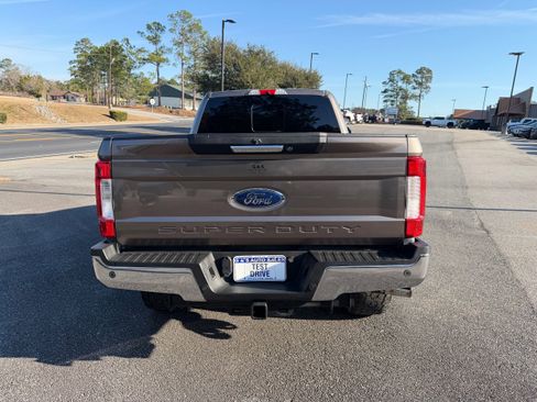 Used 2019 Ford F250 Lariat w/ Chrome Package image 6