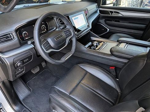 Used 2025 Jeep Wagoneer L Series II w/ 8-pass Seating Package AWD/4WD image 2