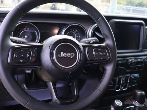 Used 2023 Jeep Gladiator Sport AWD/4WD image 14