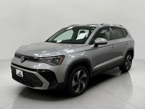 Used 2025 Volkswagen Taos SE image 9