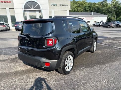 Used 2023 Jeep Renegade Latitude w/ Premium Group AWD/4WD image 4