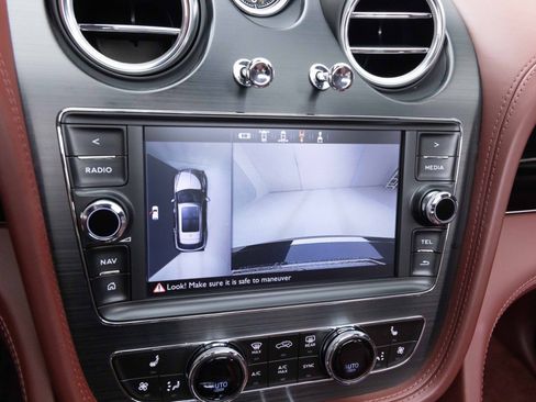 Used 2019 Bentley Bentayga AWD/4WD image 38