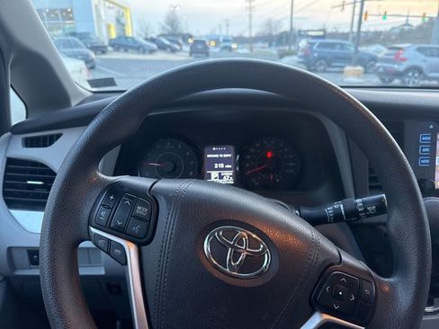 Used 2017 Toyota Sienna LE image 9