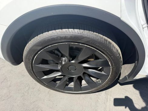 Used 2022 Tesla Model Y Long Range AWD/4WD image 31
