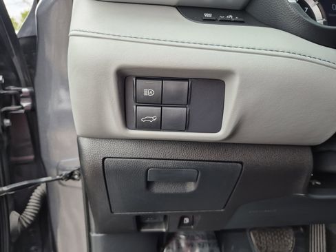 Used 2020 Toyota Highlander XLE image 19