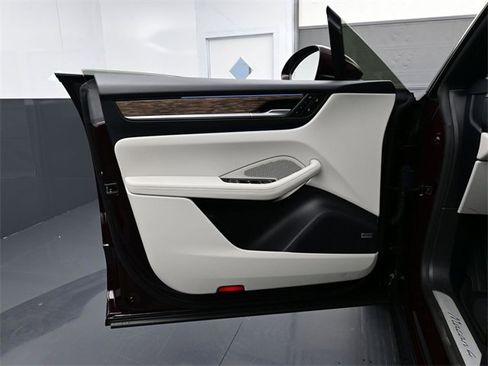 Used 2024 Porsche Macan 4 Electric image 7