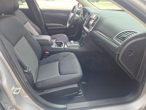 Used 2021 Chrysler 300 Touring w/ Chrome Appearance Package RWD image 6