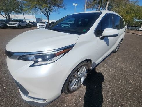 Used 2023 Toyota Sienna Platinum image 1