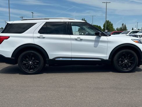 Used 2023 Ford Explorer Limited AWD/4WD image 3