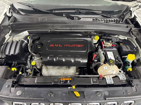 Used 2017 Jeep Renegade Latitude w/ Cold Weather Group image 30