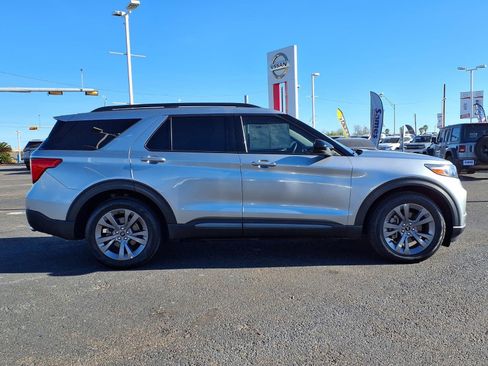 Used 2022 Ford Explorer XLT w/ Equipment Group 202A image 8