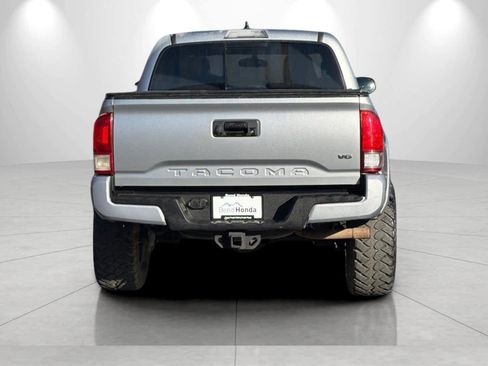 Used 2017 Toyota Tacoma TRD Sport w/ Tow Package (A/T) image 7