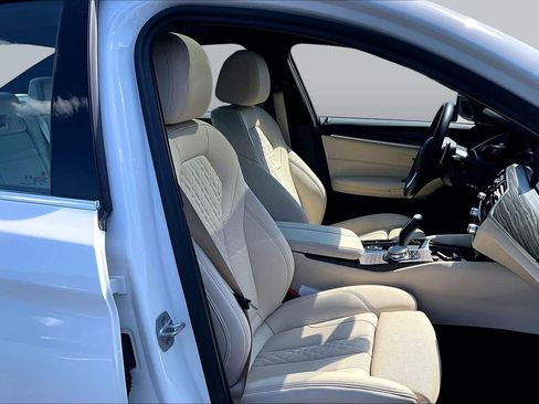 Used 2023 BMW 530i w/ Premium Package RWD image 9