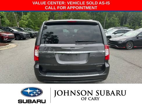 Used 2015 Chrysler Town & Country Limited Platinum FWD image 5