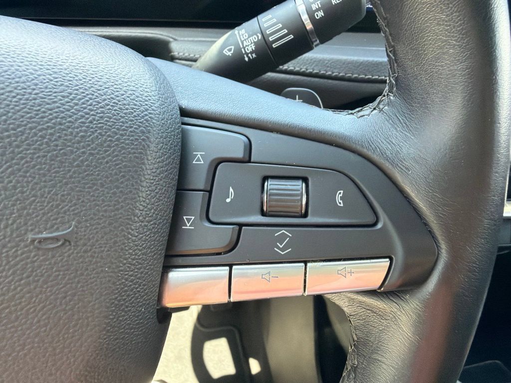Used 2025 Cadillac XT4 Premium Luxury FWD image 28
