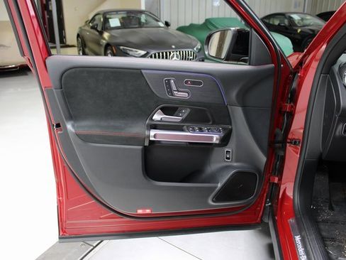 Used 2024 Mercedes-Benz GLB 250 4MATIC image 38