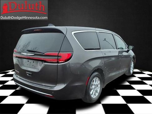 Used 2023 Chrysler Pacifica Touring-L image 5
