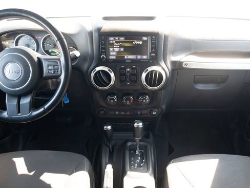 Used 2018 Jeep Wrangler Unlimited Sahara AWD/4WD image 12