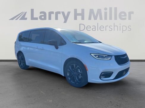 New 2026 Chrysler Pacifica Select image 7