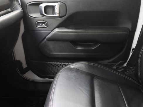 Used 2019 Jeep Wrangler Unlimited Sahara AWD/4WD image 11