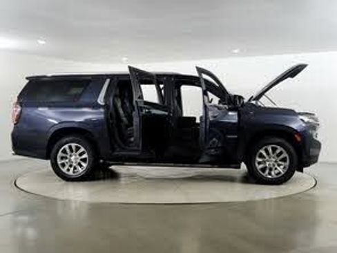 Used 2023 Chevrolet Suburban Premier image 6