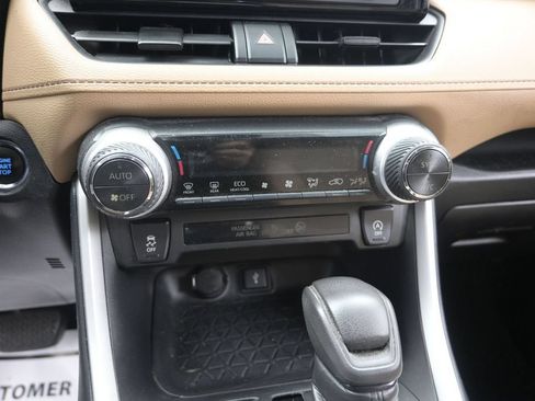 Used 2020 Toyota RAV4 XLE w/ Convenience Package FWD image 14