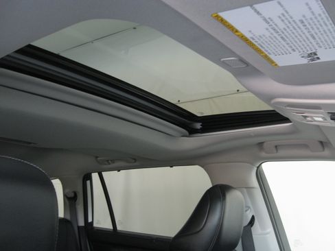 Used 2023 Toyota Highlander Limited image 3