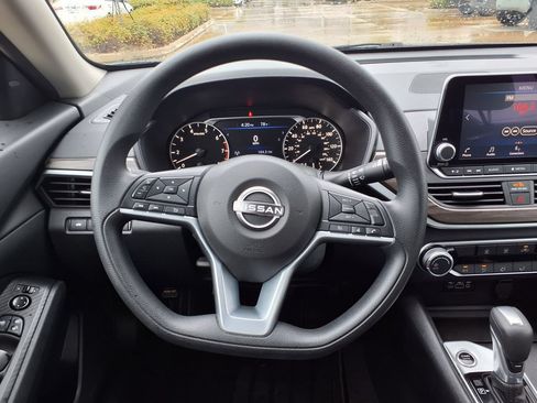 Used 2025 Nissan Altima 2.5 SV FWD image 21