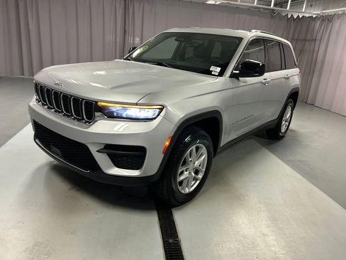 Used 2023 Jeep Grand Cherokee Laredo w/ Luxury Tech Group I image 3