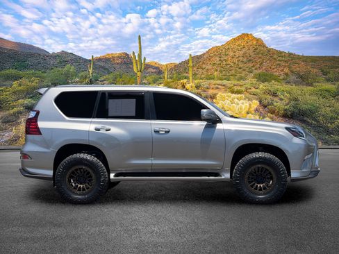 Used 2022 Lexus GX 460 Premium w/ Accessory Package AWD/4WD image 3