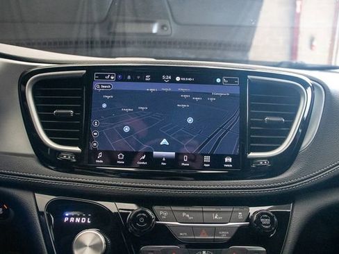 Used 2024 Chrysler Pacifica Limited FWD image 28