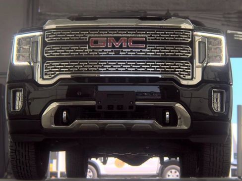 Used 2021 GMC Sierra 2500 Denali w/ Denali Black Diamond Edition AWD/4WD image 3