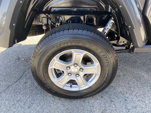 Used 2022 Jeep Gladiator Sport AWD/4WD image 11
