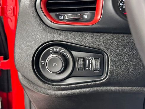 Used 2023 Jeep Renegade Trailhawk AWD/4WD image 32