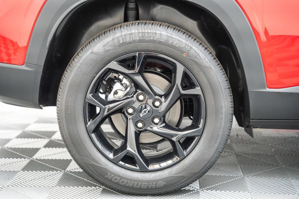 New 2026 Chevrolet Trax LT w/ Sunroof Package FWD image 17