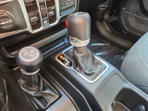Used 2024 Jeep Wrangler Unlimited Sahara AWD/4WD image 33