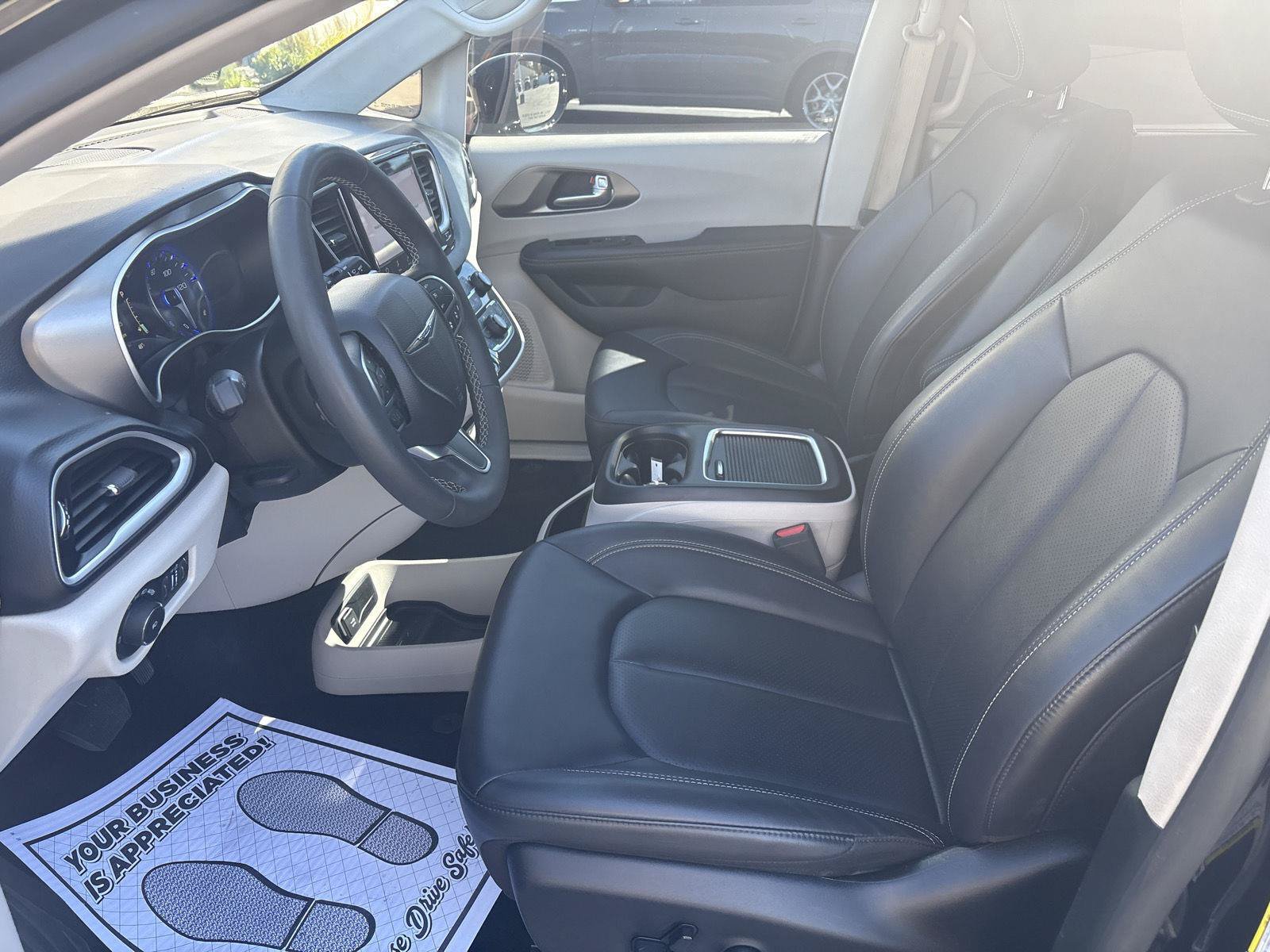 Used 2024 Chrysler Pacifica Touring-L FWD image 9