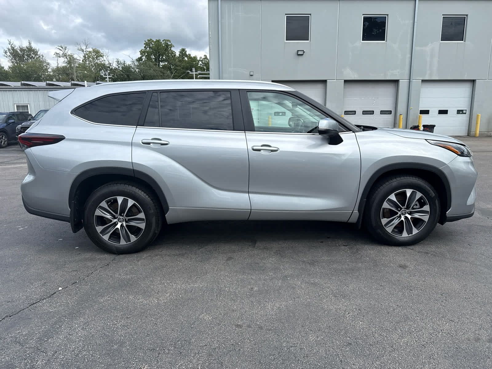 Used 2024 Toyota Highlander XLE AWD/4WD image 2