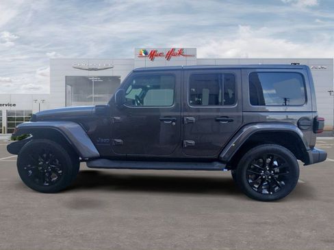 Used 2025 Jeep Wrangler Unlimited Sahara AWD/4WD image 2