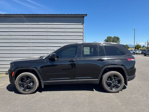 Used 2025 Jeep Grand Cherokee Altitude AWD/4WD image 2