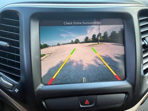 Used 2015 Jeep Cherokee Latitude w/ Cold Weather Group AWD/4WD image 25