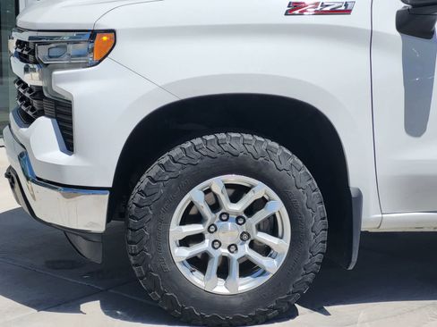 Used 2022 Chevrolet Silverado 1500 LT w/ Z71 Off-Road Package AWD/4WD image 8