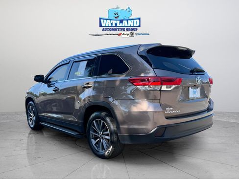 Used 2019 Toyota Highlander XLE FWD image 3